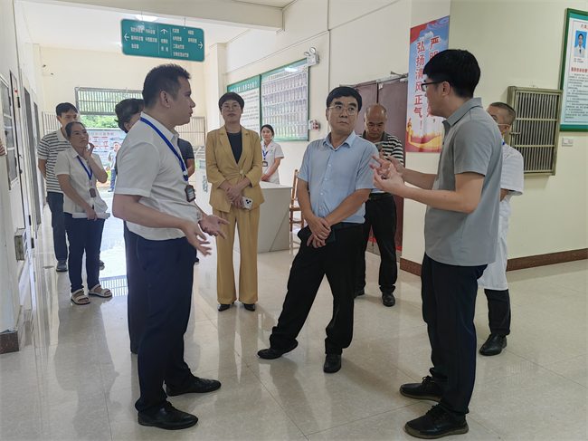 图为调研组在浦北县残疾人托养中心调研